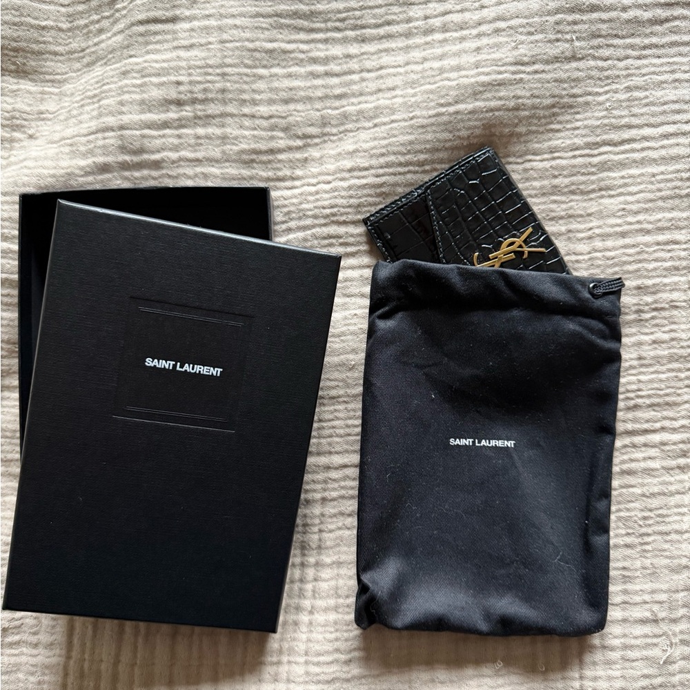 UPTOWN FLAP CARD CASE IN CROCODILE-EMBOSSED SHINY LEATHER